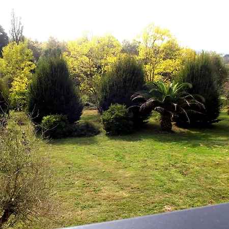 Domaine De Poumatan فندق مبيت وإفطار